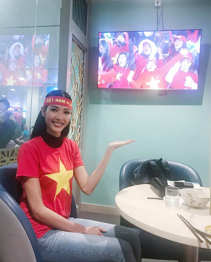 Hoa hậu, á hậu Việt mặc áo cờ đỏ cổ vũ đội tuyển U23 ở chung kết